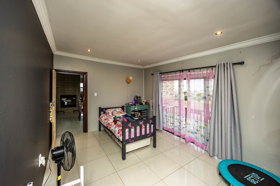 To Let 5 Bedroom Property for Rent in Cove Rock Eastern Cape